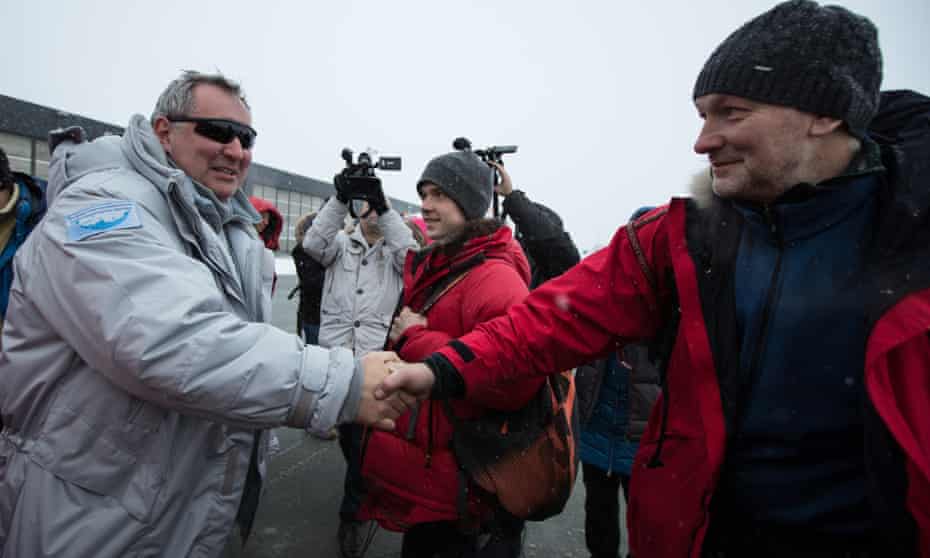 Russia’s deputy prime minister, Dmitry Rogozin, left, at the airport in the settlement of Longyearbyen.