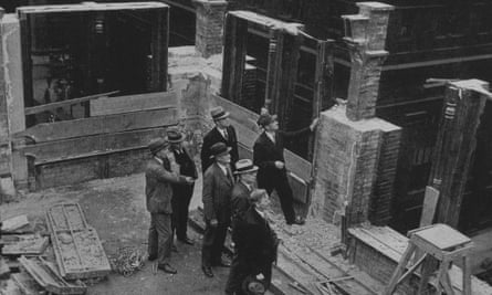 Architects examine the structure of the Home Insurance Building on its demolition in 1931