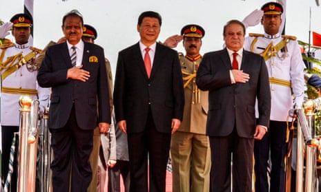 President Xi Jinping flanked by Pakistani president  Mamnoon Hussain (L) and prime minister Nawaz Sharif (R) at Islamabad airport on Monday.