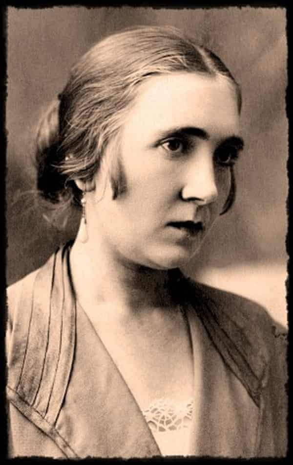 En viktoriansk kvinna med Loop-frisyr och klassiska