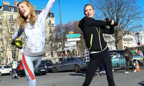 Natalia Vodianova and Karlie Kloss get ready to run the Paris half-marathon.