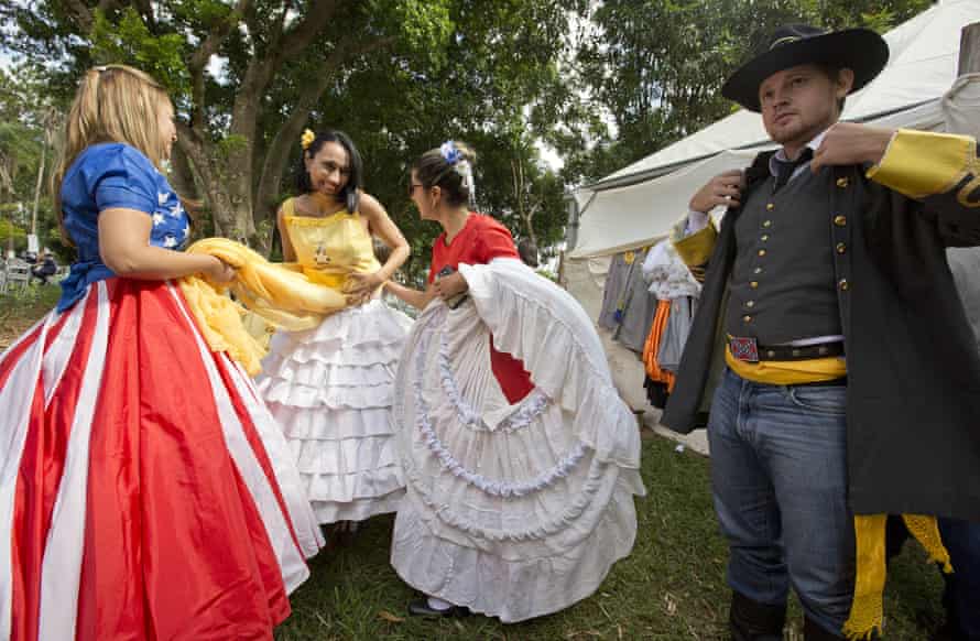 Confederados prepare to dance.