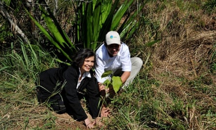 Bianca Jagger and Mauricio Ruiz planting a tree at Tingua Bocaina Biodiversity Corridor, Brazil.