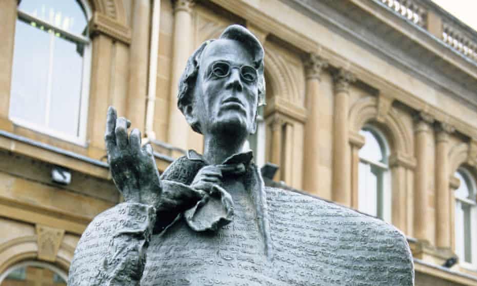 Statue of WB Yeats in the city of Sligo.