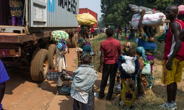 People flee Bangui for Cameroon by road in 2014