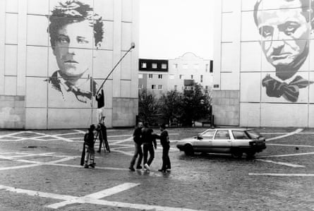 Shooting the movie La Haine, with the giant frescoes of Rimbaud and Baudelaire that decorate Chanteloup-les-Vignes.
