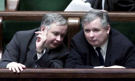 Lech Kaczyński, left, and his identical twin, Jarosław Kaczyński, right, confer during a 2002 parliamentary session in Warsaw.