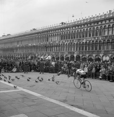 1957 CICLISMO GIRO D'ITALIA 1^ Tappa - Il gruppo verso VARESE - Foto 1957 CICLISMO GIRO D'ITALIA 1^ Tappa - Il gruppo verso VARESE - Foto
