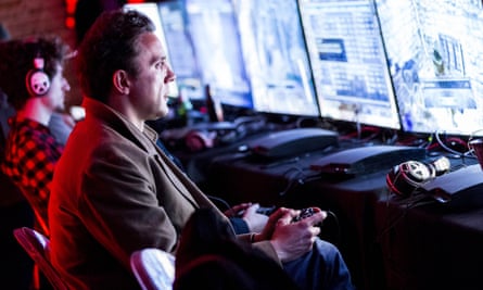 Peter Serafinowicz playing Dark Souls II.