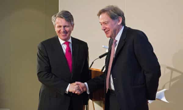 Ben van Beurden, chief executive officer of Royal Dutch Shell Plc, left, shakes hands with Andrew Gould, chairman of BG Group Plc, during a news conference at the London Stock Exchange in London, U.K., on April 8, 2015. Shell agreed to buy BG Group for about 47 billion pounds ($70 billion) in cash and shares, the oil and gas industry's biggest deal in at least a decade.