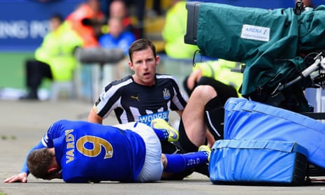 Mike Williamson of Newcastle United picks up his second booking against Leicester after fouling Jamie Vardy.