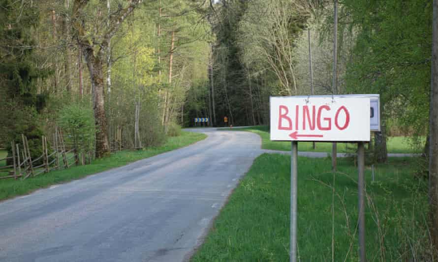 A bingo sign shows the way to a game site from a country road.