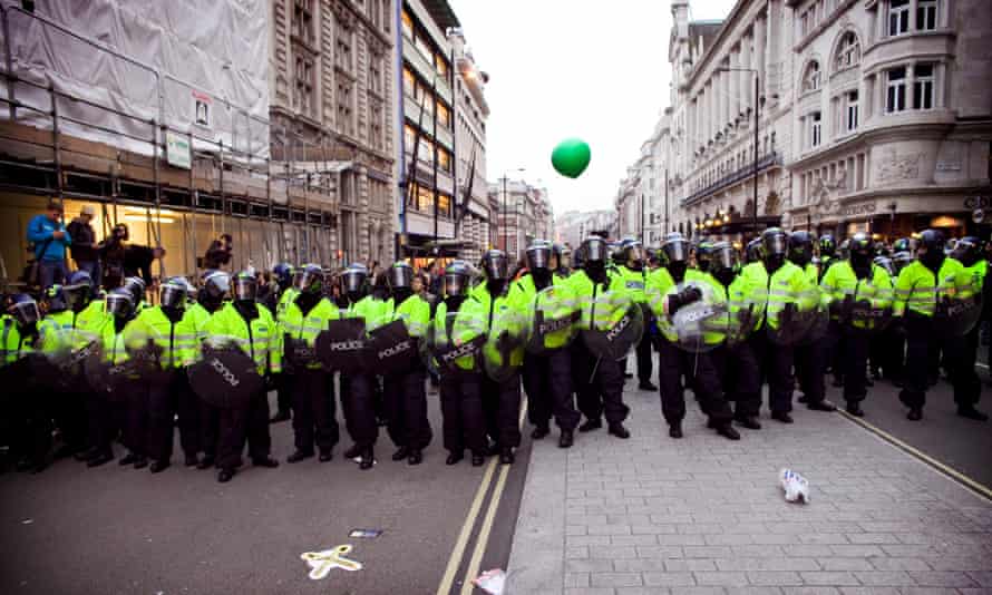 riot police in london