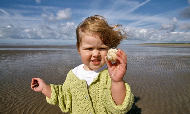 LITTLE GIRLS WITH SEA SHELL O