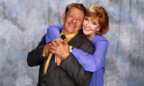 Anne Meara and her husband, Jerry Stiller, in an episode of the US television sitcom The King of Queens.