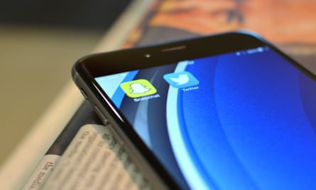 Iphone Text Crash Bug Hits Twitter And Snapchat Iphone The Guardian