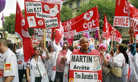 Technicians and nurses demonstrate in Paris 