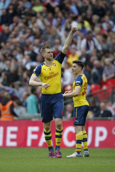 Mertesacker gives a thumbs up to the Gooners.