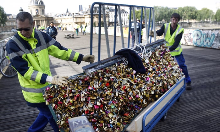 Pont Des Arts Love Locks Removed After Parisians Lose Affection For Eyesore Paris The Guardian