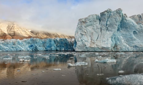 BEE9T7 Arctic Glacier Reflected and Melting in Svalbard KongsFjordenGlacierArcticIceBlueSvalbardPolarClimateArcticNorwaySvalbardSpitsbergenNyAlesundNatureLandscapeSceneryPanoramaViewScenicFjordBarentsSeaOceanNordicScandinavianMountainsPolarSummerCalmPlacidPeacefulClimateChangeGlacierMeltingIceEnvironmentalismReflectionDramaticSailingGlobalWarmingKongsfjordenFloat