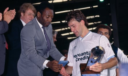 Pele presents the trophy to Bryan Robson after his Football League XI beat the Rest of the World XI 3-0 at Wembley on 8 August 1987.