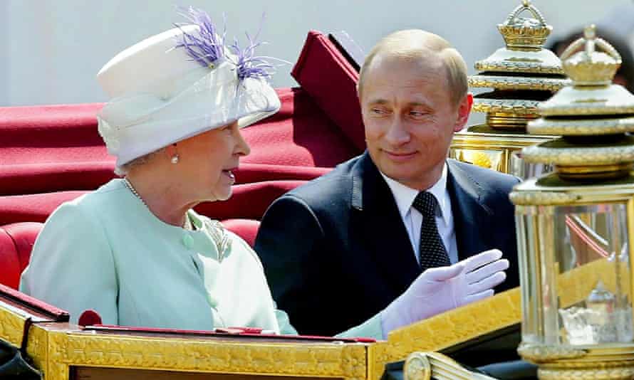 Vladimir Putin and Queen Elizabeth in an open carriage in London in 2003.