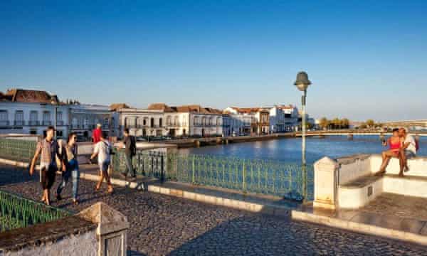 The Ponte Romana across the Gilao river, Tavira.a Ponte Romana através do Rio Gilao, Tavira. Fotografia: Sabine Lubenow / JAI / Corbis