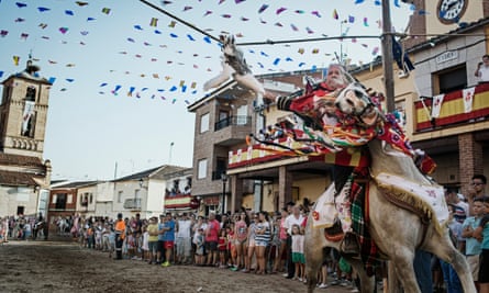 During the festival to honour Saint James in El Carpio de Tajo, riders perform a variety of the races called 'running the goose' where they must behead dead geese hanging and tied up in the main square.