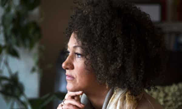 Rachel Dolezal posa para uma foto em sua casa em Spokane, Washington.