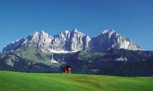 Les falaises abruptes de Wilder Kaiser ressemblent aux Dolomites