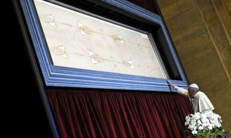 Pope Francis touches the shroud of Turin.