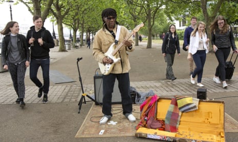Nile Rodgers busking