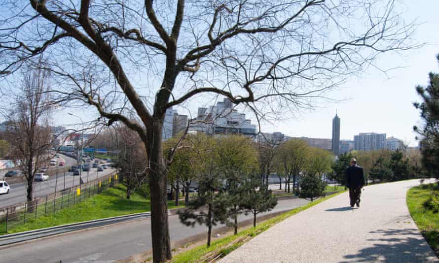 The Parc de la Butte-du-Chapeau-Rouge was recently resdesigned, but the divide remains.