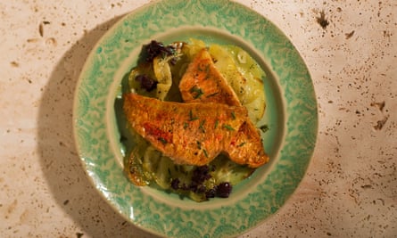 Red mullet with sliced potatoes and black olives