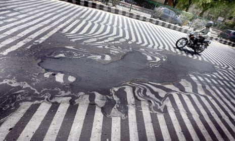 Road markings appear distorted during a heatwave, in New Delhi, India, 27 May 2015. More than 1,150 people are reported dead from a heat wave sweeping across south India and Andhra Pradesh state was the worst hit, where 884 people had died of heatstroke since 18 May.