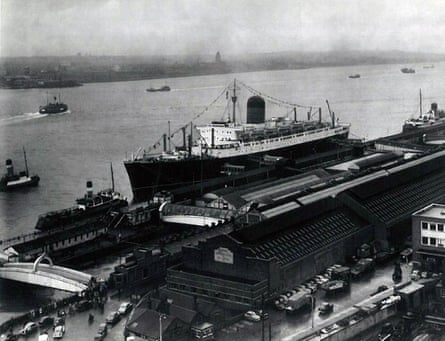 RMS Ivernia docked in Liverpool in 1960.