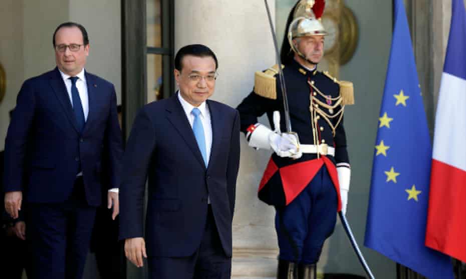 French President Francois Hollande (L) looks at Chinese Premier Li Keqiang leaving after a meeting at the Elysee Palace in Paris, France.