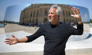 Anish Kapoor in front of "C-Curve"