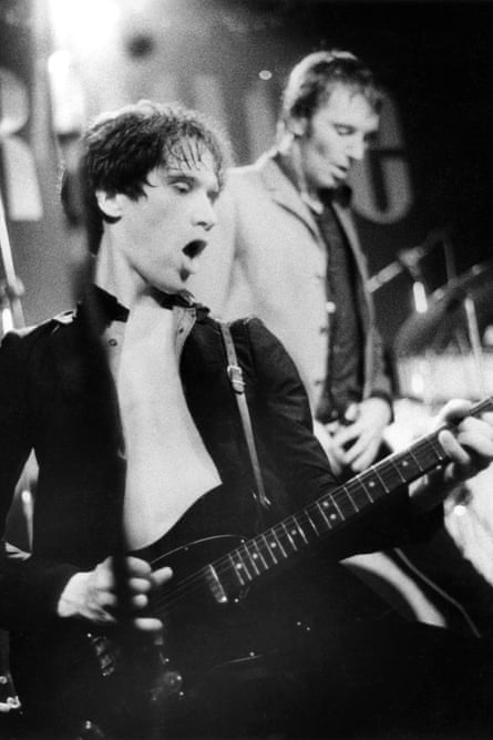 Wilko Johnson and Lee Brilleaux of Dr Feelgood on stage in 1975.