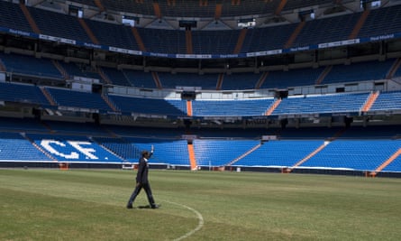 Iker Casillas walks over to the fans who had come to say goodbye to him at the Bernabéu on Monday.