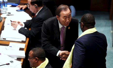 Ban Ki-moon shaking hands with Senegal's President Macky Sall