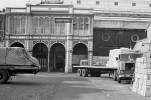 <strong>Covent Garden, 1973 </strong>The last throes of Covent Garden when it was still a working fruit and vegetable market, supplying shops and restaurants with fresh produce daily. These pictures were taken a few weeks before it close for good
