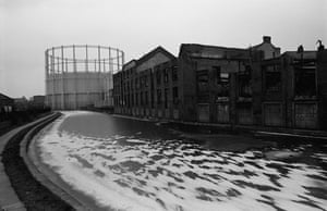 <strong>Regent’s Canal, Bethnal Green, 1987 </strong>George Trewby’s magnificent gasometer constructed for the Gas Light and Coke Company in 1889 towers over the frozen canal