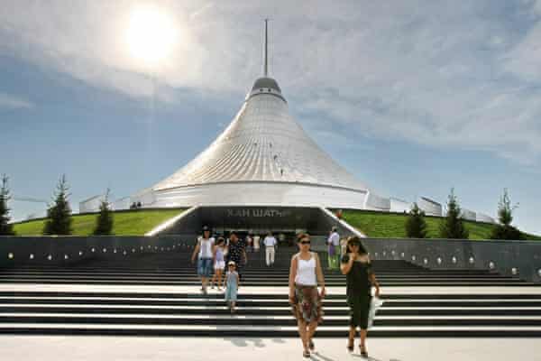Das von Norman Foster entworfene Khan Shatyr Einkaufszentrum ist mit einer Gesamtfläche von 127.000 Quadratmetern und einer Höhe von 150 Metern entlang der Turmspitze das größte Zelt der Welt.