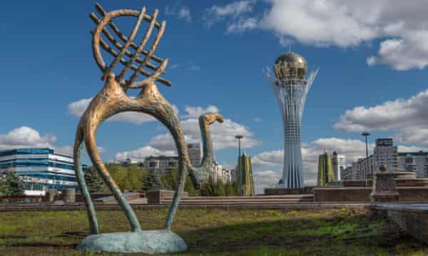 Wenige der Gebäude in Astana scheinen mit dem Gedanken an Praktikabilität entworfen worden zu sein.'s buildings seem to have been designed with practicality in mind.