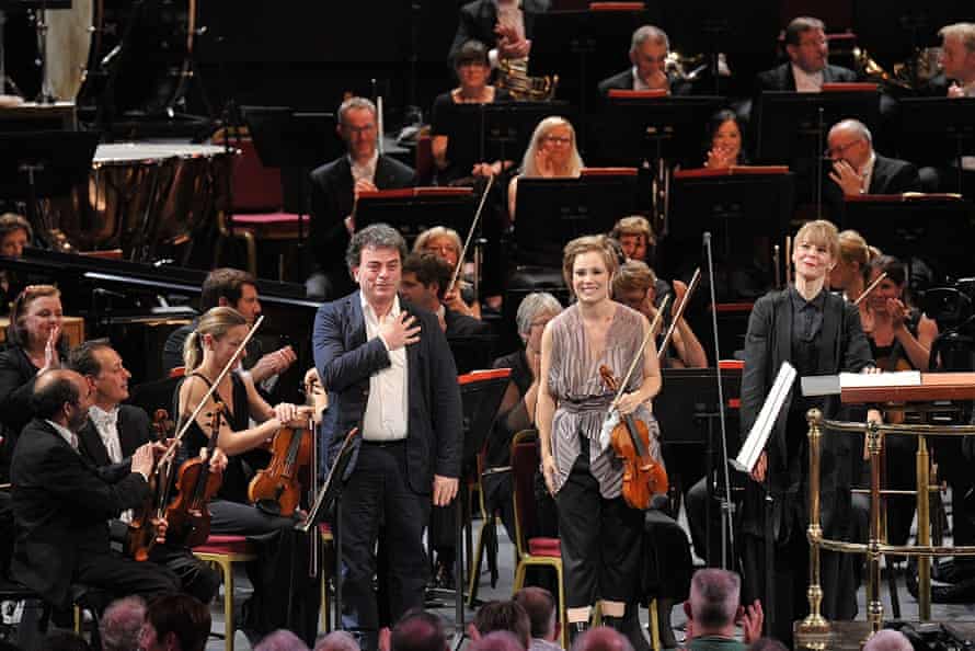 Composer Luca Francesconi receives the audience's applause alongside soloist Leila Josefowicz and BBCSO conductor Susanna Mälkki.