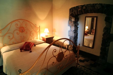 A bedroom in Hotel Sas Benas, in medieval Santu Lussurgiu