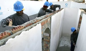 Construction skills training for migrants in Cádiz supported by the Cardijn association.