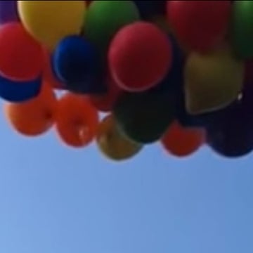 Life Imitating Up 120 Balloons One Man And A Garden Chair Take