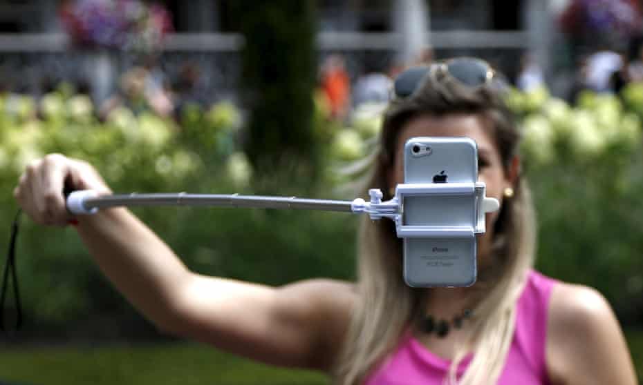 girl uses selfie stick
